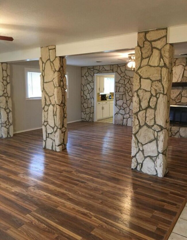Building Photo - Spacious 4 Bedroom Home!