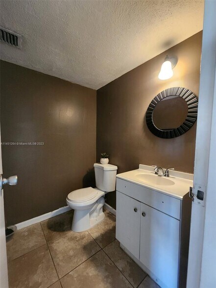 Building Photo - 7900 Tatum Waterway Dr