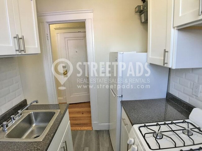 Building Photo - bedroom in Boston MA 02215