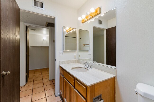 Building Photo - Cozzy Townhome with incredible mountain views! New Kitchen Appliances!