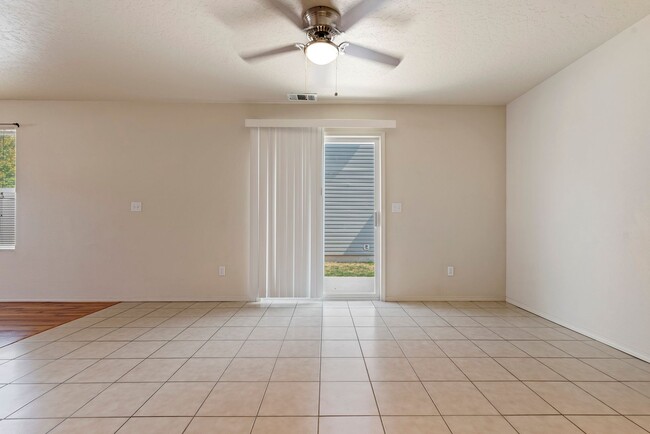Building Photo - Very Clean 3 Bedroom Home with Community P...