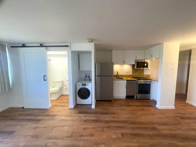 Building Photo - Renovated Studio / 1 Bath in Century Park Plaza