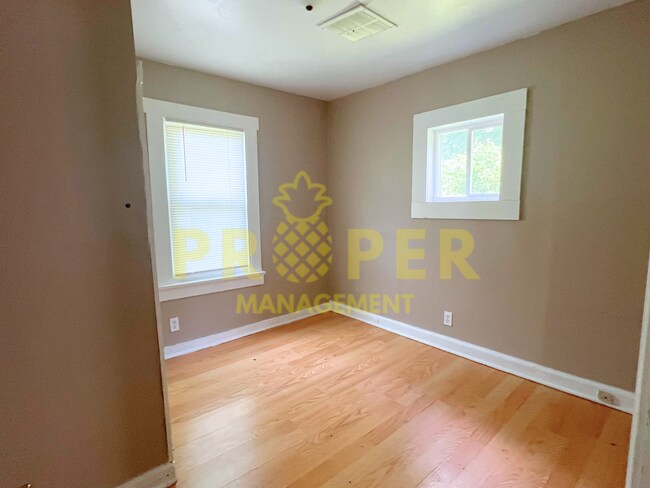 Building Photo - 2 bedrooms 1 bathroom house