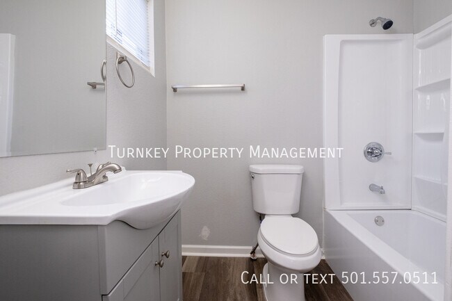 Building Photo - Renovated 3 bed 2 bath duplex! Half off 1s...
