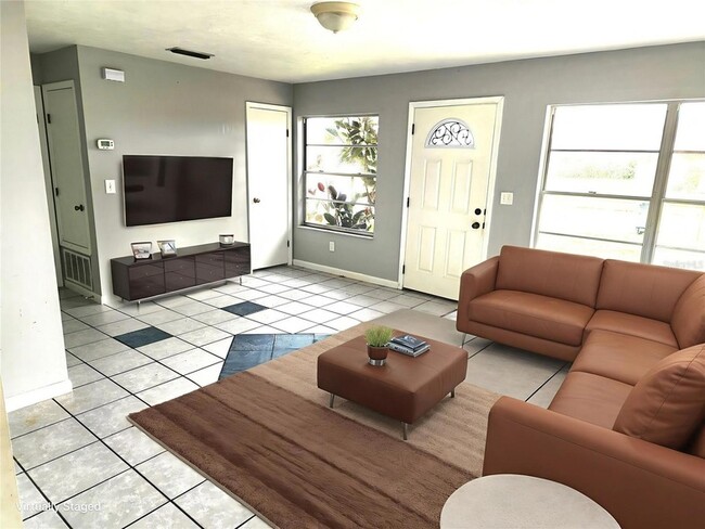 Building Photo - 904 Emma St