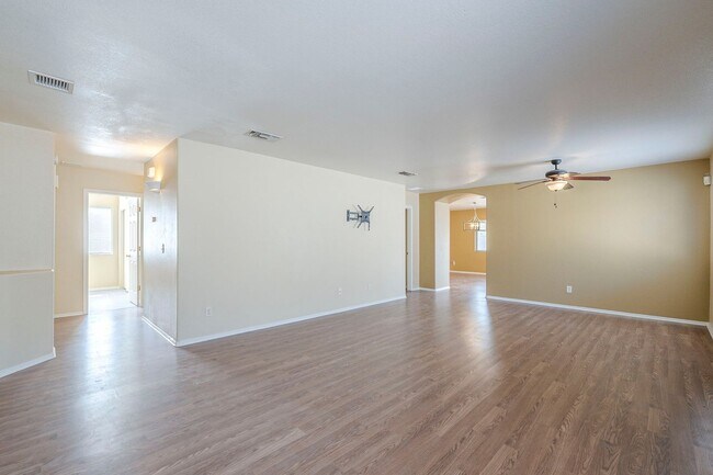 Building Photo - Pending/ Rented - Spacious 3-Bed Tucson Re...