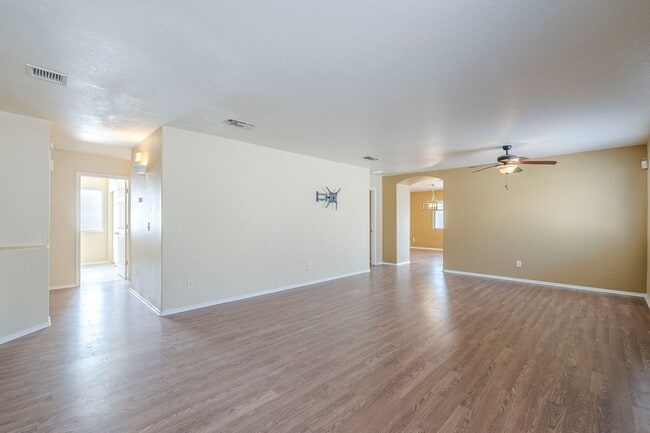 Building Photo - Spacious 3-Bed Tucson Rental with Garage &...