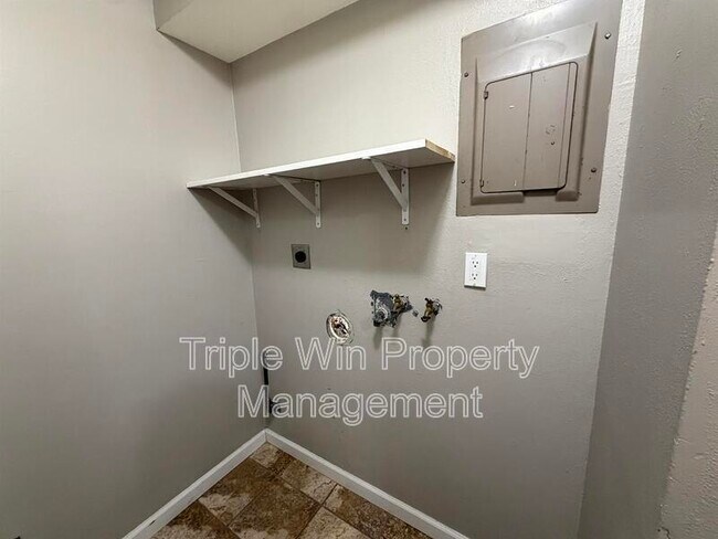 Building Photo - 810 St Anthony Ln