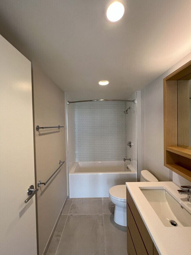 Building Photo - SKY ALA MOANA ONE BEDROOM AVAILABLE NOW