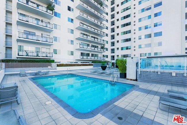 Building Photo - 1155 N La Cienega Blvd