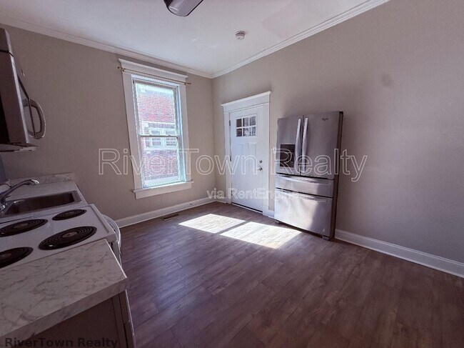 Building Photo - 215 N Bellevue Blvd