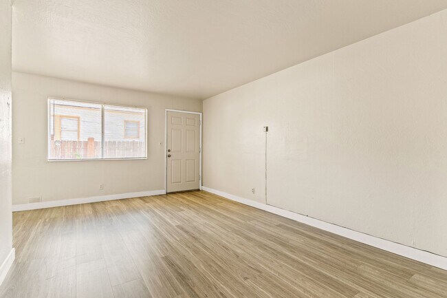 Building Photo - Recently Renovated 1 Bed, 1 Bath with Gara...