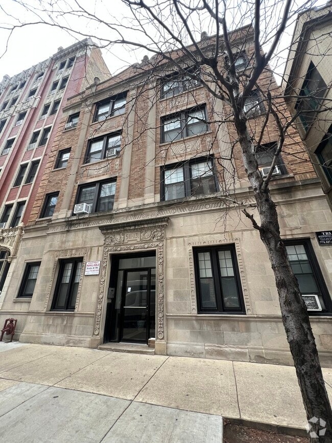 Building Photo - 511 W Belmont Ave