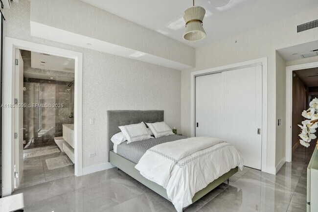 Building Photo - 18501 Collins Ave