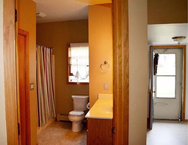 Building Photo - Home Coming Available - Kaukauna Northside