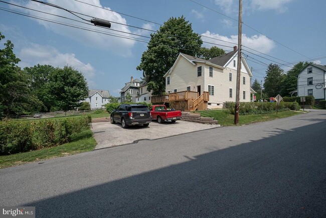 Building Photo - 231 Plant Ave