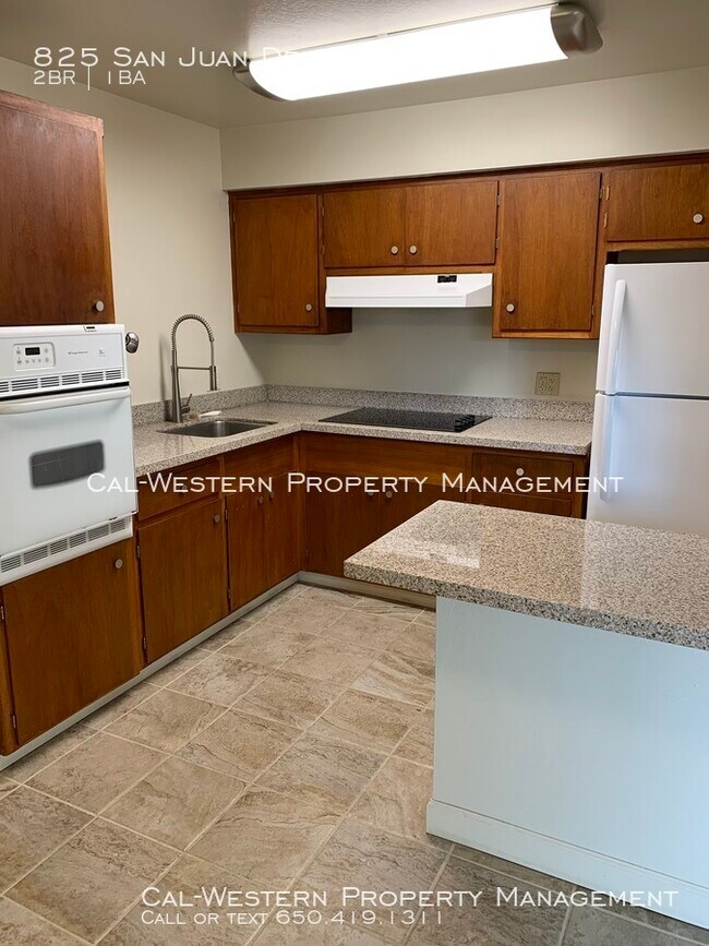 Building Photo - 825 San Juan Dr