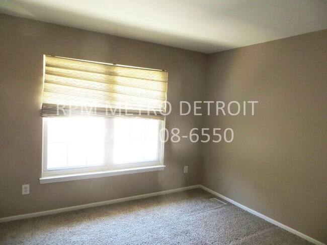 Building Photo - Sterling Heights Condo(16 Mile & Mound)