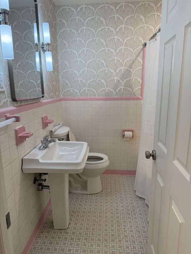 Building Photo - 3/3 Totally Renovated House on Sylvan Driv...