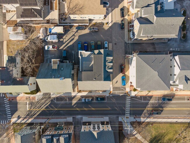 Building Photo - 303 Islington St