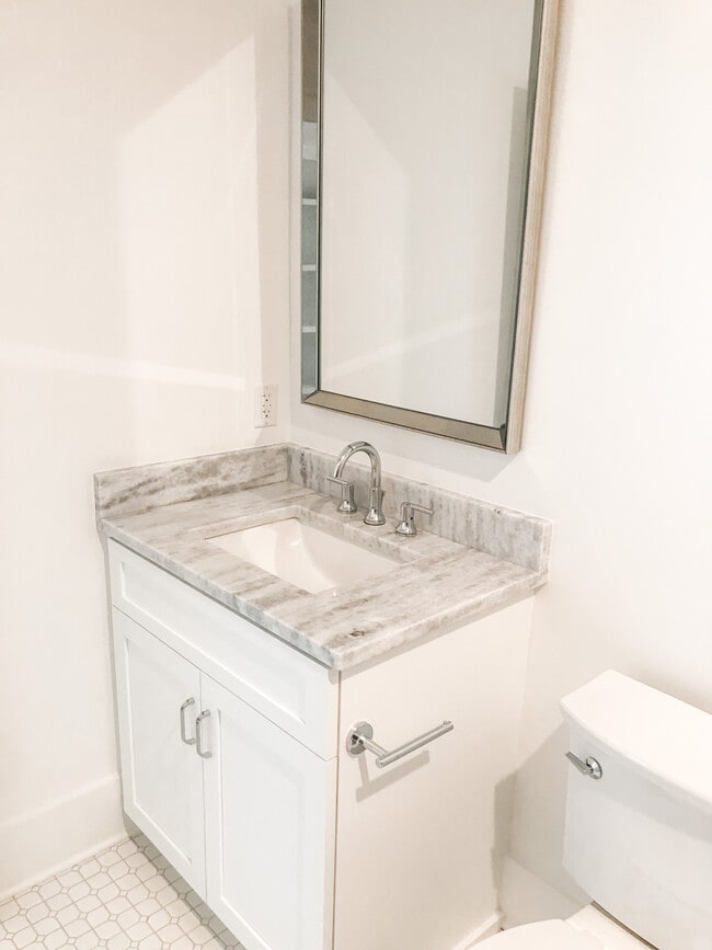 Building Photo - 764 E 2nd St