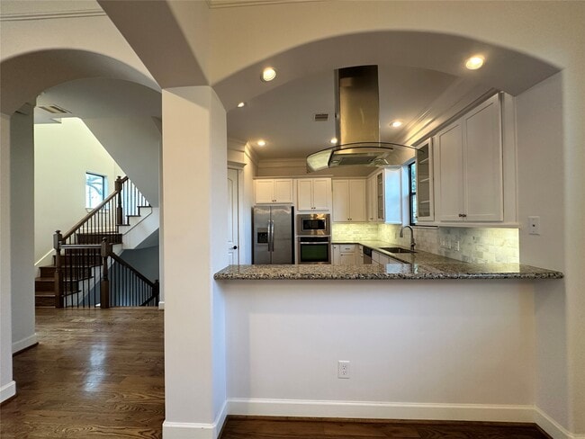 Building Photo - 615 W 27th St