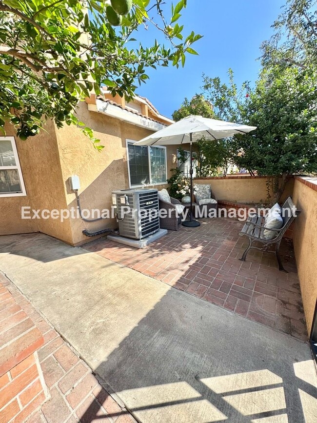 Building Photo - Ready to move in 2 bedroom 3 bath townhome