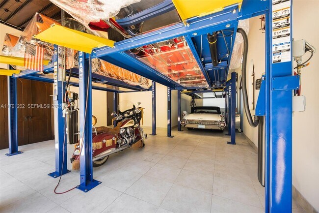 Building Photo - 6016 Leonardo St