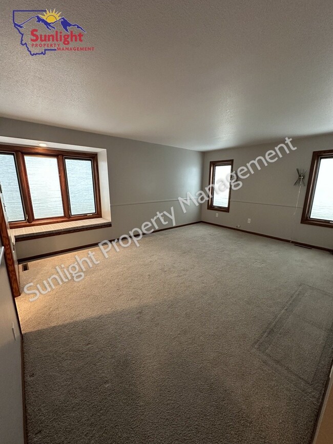 Building Photo - 4-Bedroom Retreat with 3.5 Baths in Billings – 4,378 Sq. Ft. of Comfort on Rimrock Road!