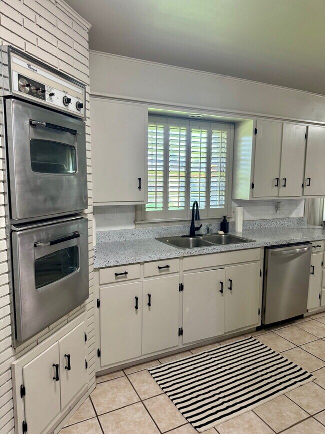 Building Photo - "Charming 3-Bedroom Gem with 2 Full Baths on 54th Street – Spacious 1,725 Sq Ft Haven in Lubbock!"