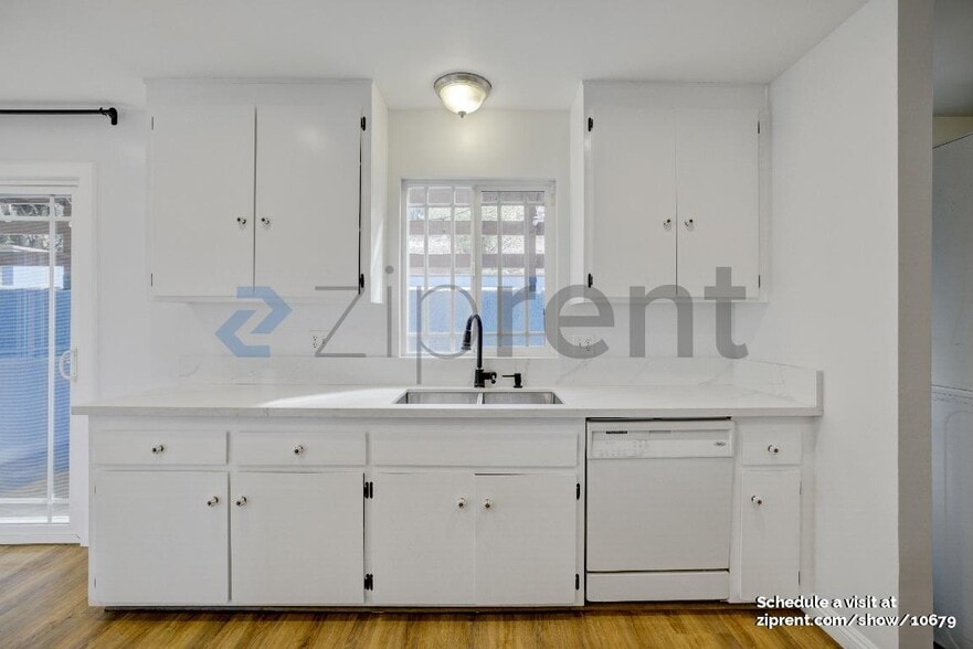 Building Photo - Unit