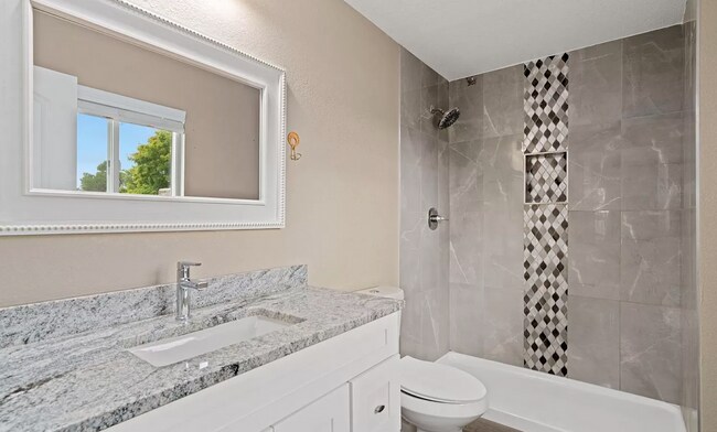 Building Photo - Modern 5 bed, 3.5 bath home in Lakewood!