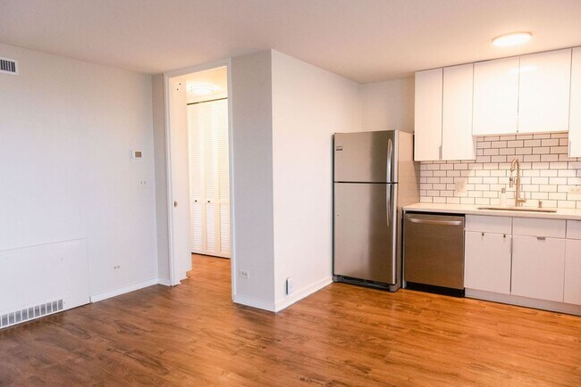 Building Photo - Great 1 Bedroom, 1 Bath with Parking * AC ...