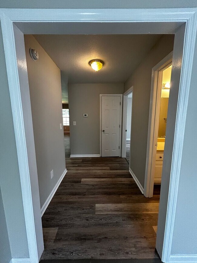 Building Photo - Charming 2 Bed, 1 Bath, 1 Car Garage, Cove...