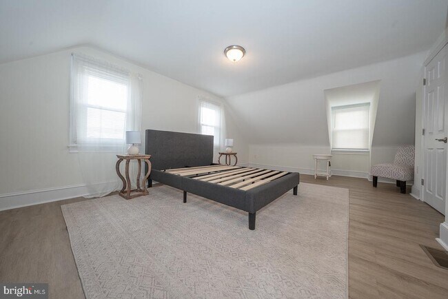 Building Photo - 717 Miller St