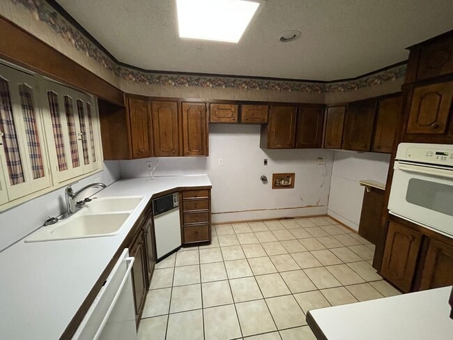 Building Photo - Spacious 3 bedroom, 2 bath