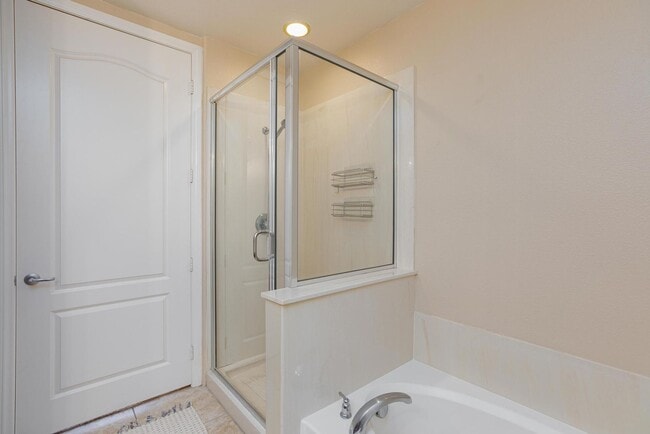 Building Photo - Partially Furnished Condo | Gourmet Kitchen, Pool & Fitness Center | 6-Month Lease Available