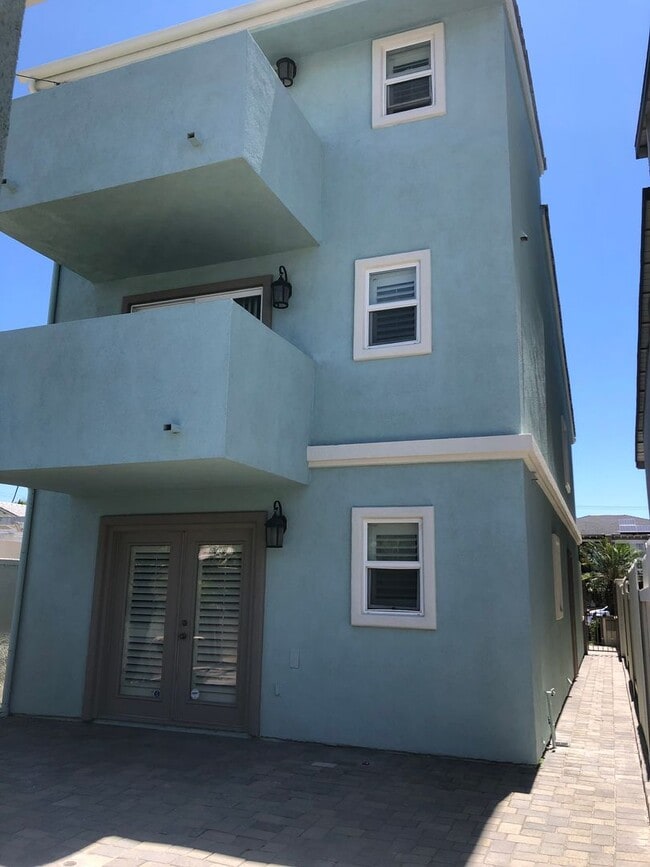 Building Photo - Three-story downtown home two blocks from ...