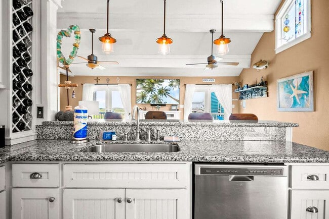 Building Photo - 165 Beach View