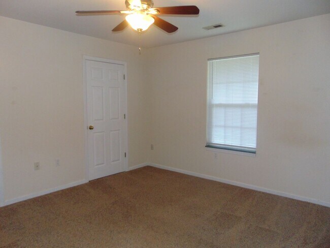 Building Photo - 1709 N Lakewood Dr