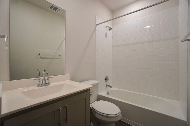 Building Photo - 115 Bethpage Dr