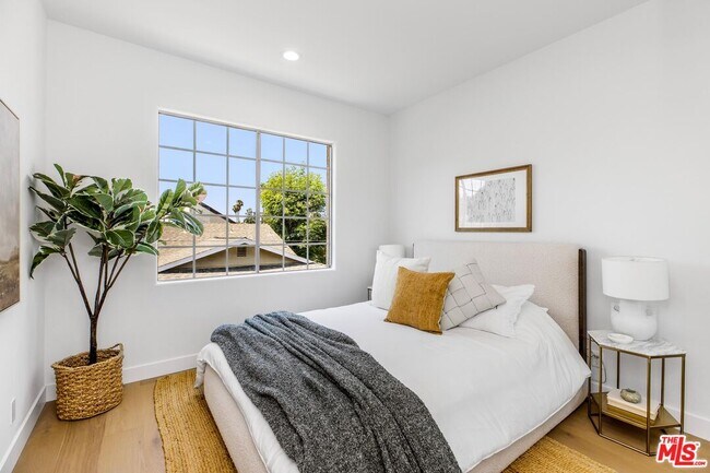 Building Photo - 14234 Dickens St