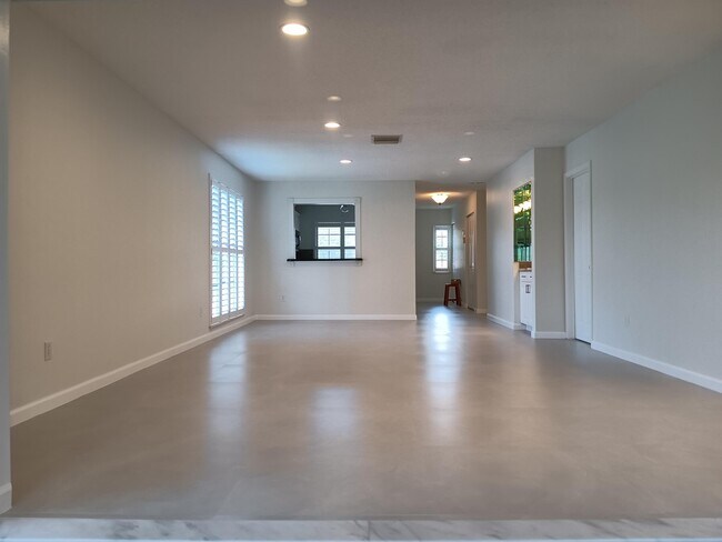 Building Photo - 8045 Eastlake Dr