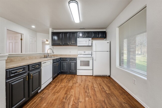 Building Photo - 812 Driftwood Dr