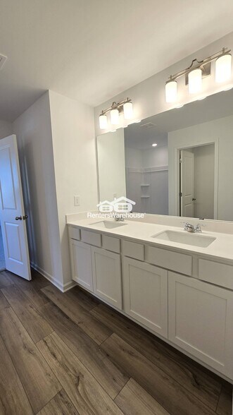 Building Photo - 2133 Boxwood Cir