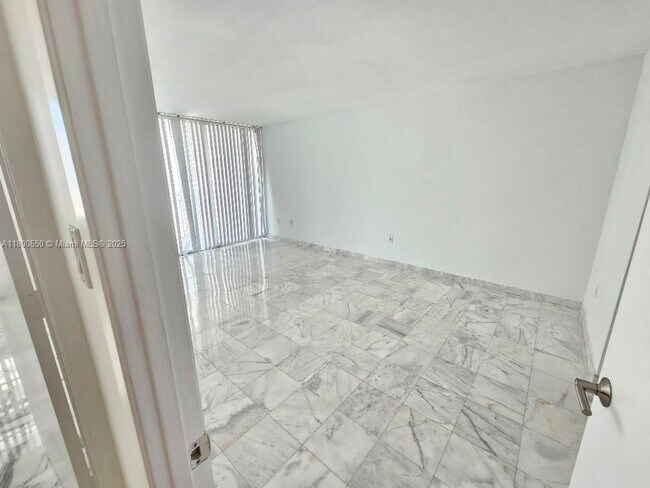 Building Photo - 18051 Biscayne Blvd