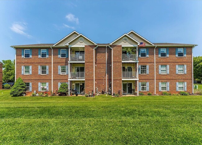 Building Photo - Beautiful 3rd floor condo in Jefferson ava...