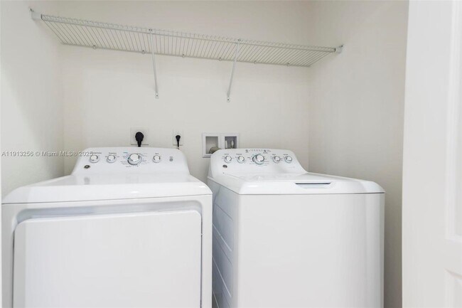 Building Photo - 9583 Town Parc Cir N