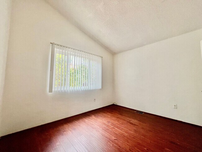 Building Photo - Hillside Court Vista Ca 92084