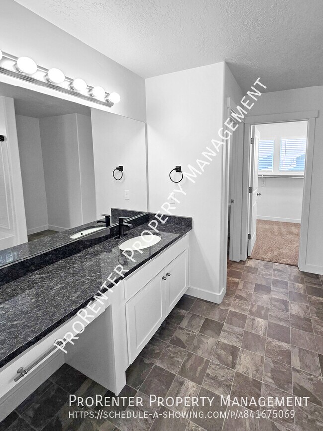 Building Photo - 1152 W Beacon Way